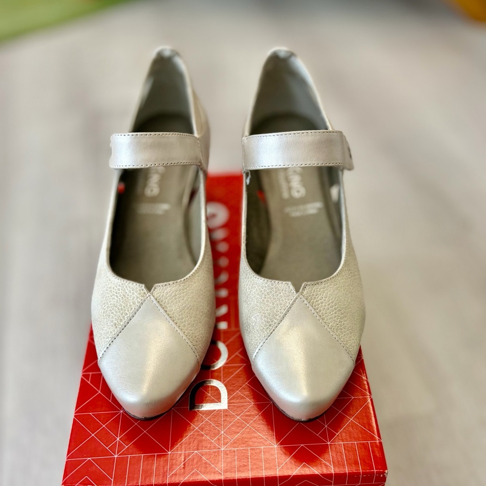 New metallic silver Mary Jane’s leather - 8.5us 39 eu